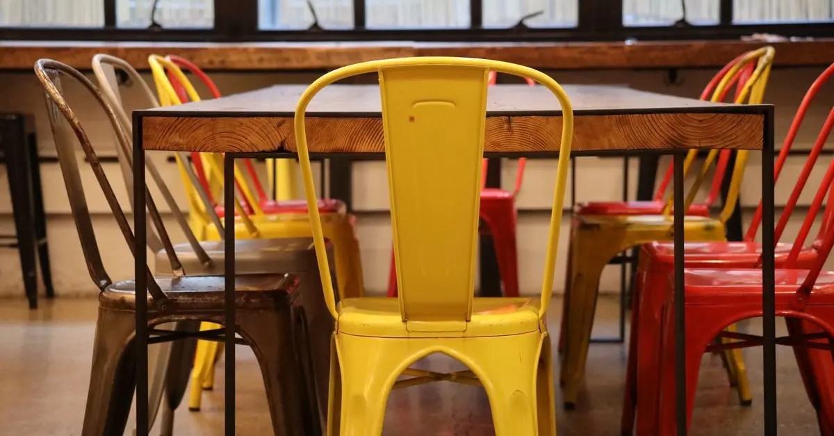 Il miglior materiale per il restauro dei mobili: legno vs metallo